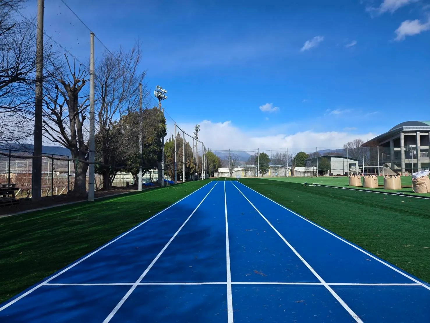 山梨県日川高等学校グランド直走路（非透水ゴムチップ）