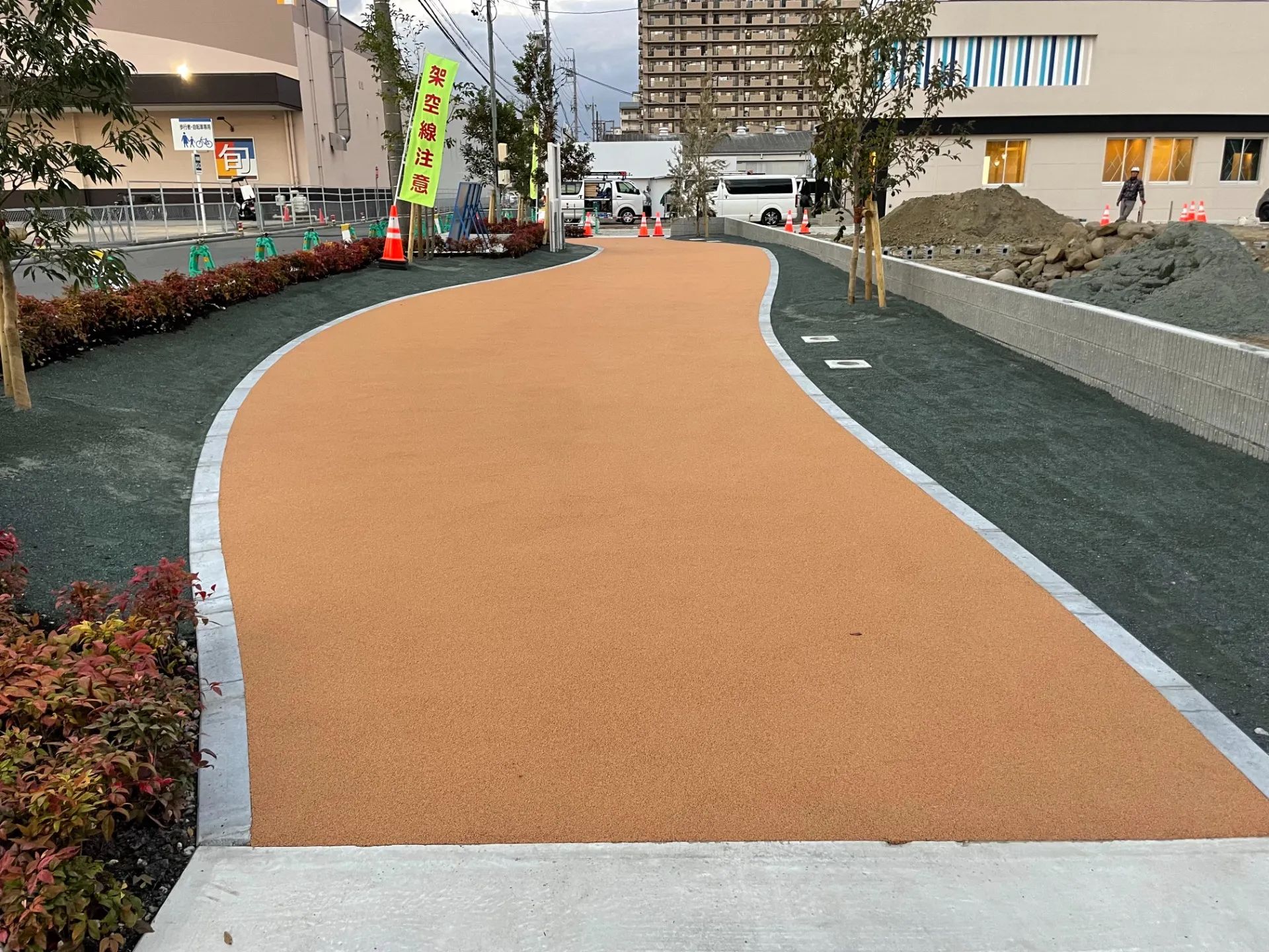 一宮市内公園内遊歩道